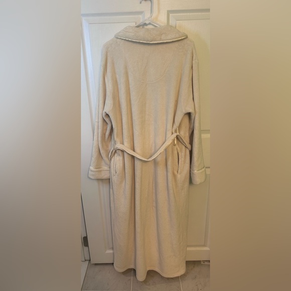 Crabtree & Evelyn Cream Robe - Picture 2 of 3